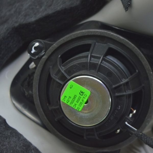 Динамик накладки задней стойки правый VW Touareg 18- среднечастотный 3G0035415D