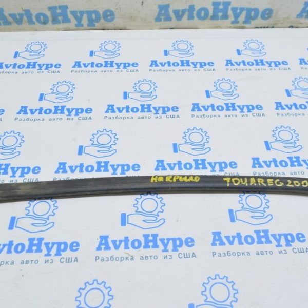 Уплотнитель капота левый VW Touareg 18- 760823737A