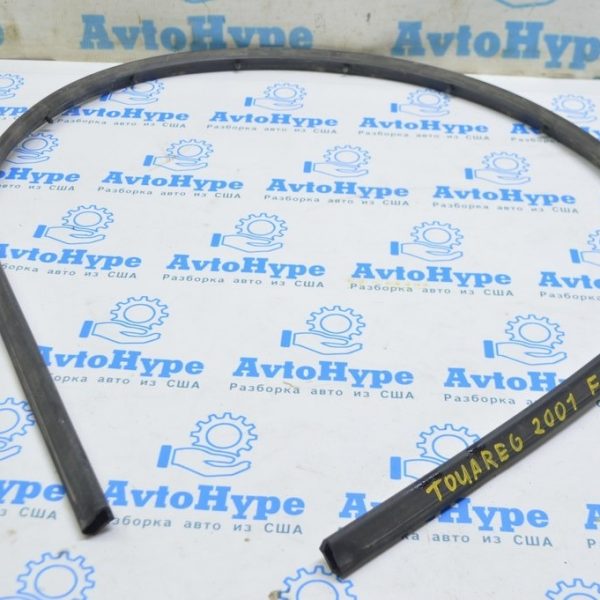 Уплотнитель капота передний VW Touareg 18- 760823707