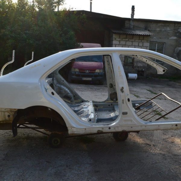 Стойка кузовная центральная правая Toyota Camry v50 12-14 usaeuro (01) белый перл 61311-06080