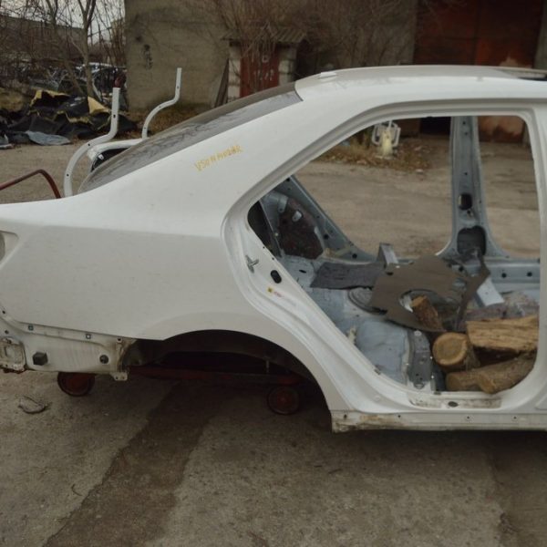 Четверть крыло задняя правая Toyota Camry v50 12-14 usaeuro белая (02) примят порог 61601-06110