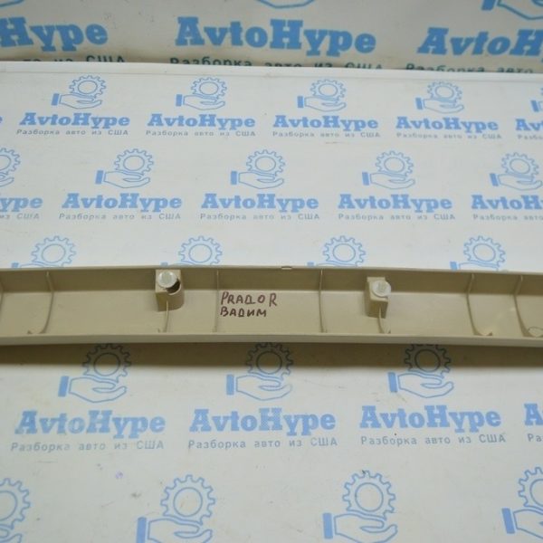 Обшивка двери багажника верхняя центр Toyota LC Prado беж реализ Вадим 67939-60110