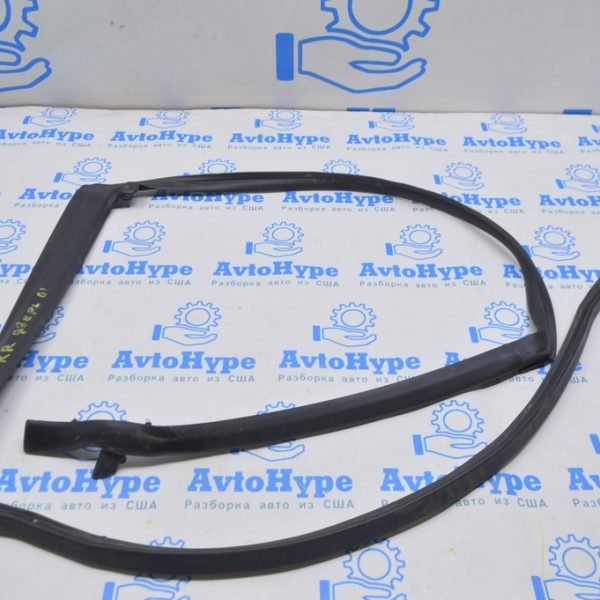 Уплотнитель двери верхний зад прав Range Rover Velar L560 17- LR143459