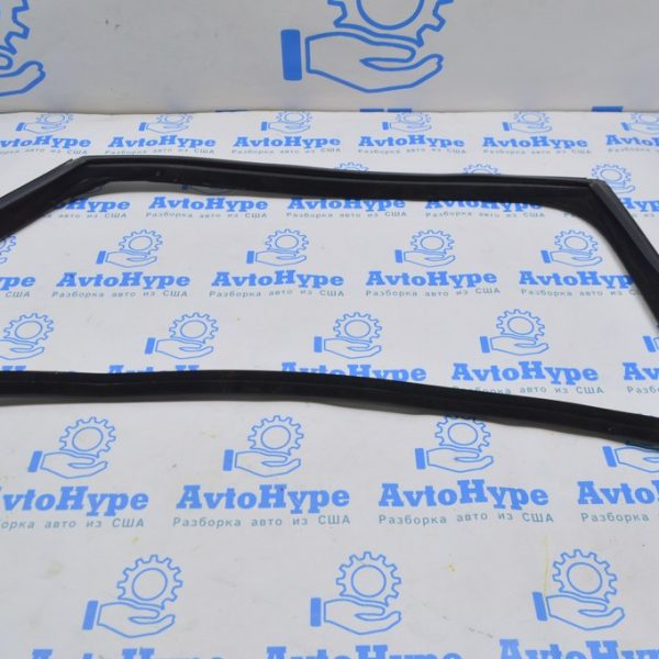 Уплотнитель стекла зад прав Range Rover Velar L560 17- LR128134