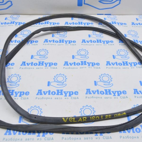 Уплотнитель двери зад прав Range Rover Velar L560 17- LR113847