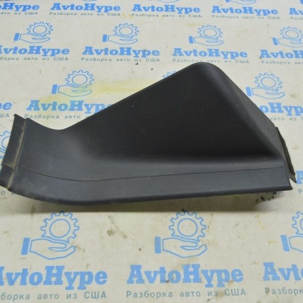 Накладка задней стойки нижняя левая Range Rover VOG L322 02-12 черная LR009340