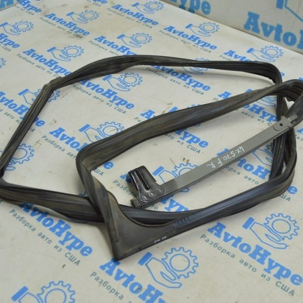 Уплотнитель стекла перед прав Range Rover VOG L322 02-12 CUC000024