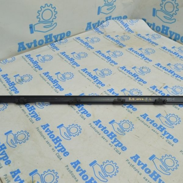 Уплотнитель стекла внутренний зад лев Range Rover VOG L322 02-12 LR024148