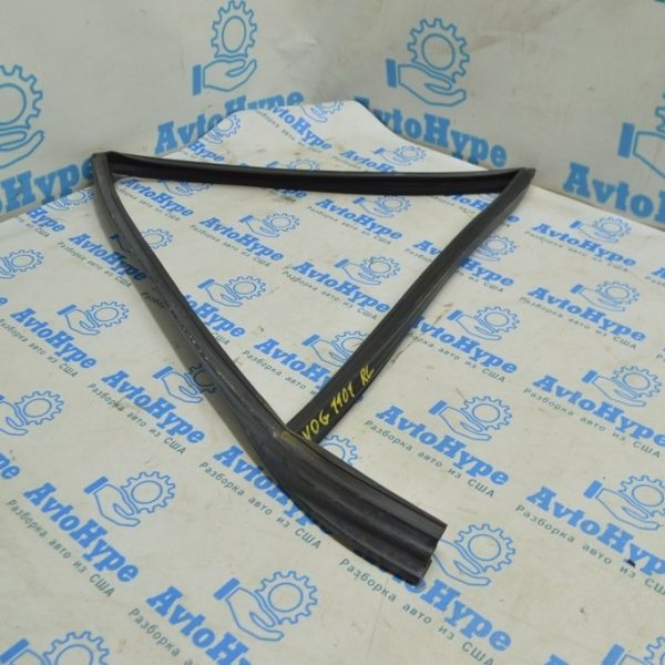 Уплотнитель стекла зад лев Range Rover VOG L322 02-12 CGE000374
