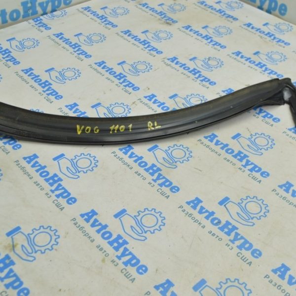 Уплотнитель двери нижний зад лев Range Rover VOG L322 02-12 LR037762