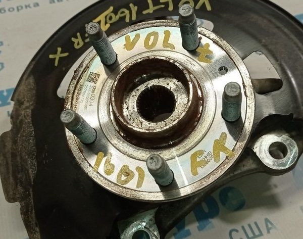 Ступица перед прав Chevrolet Volt 16- 13580304