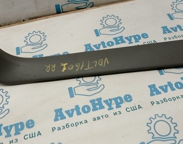 Обшивка двери багажника прав Chevrolet Volt 16- 23382374