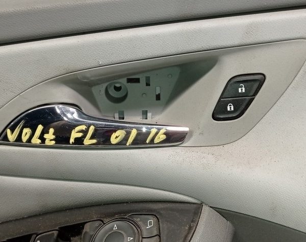 Кнопка блокировки двери передняя левая Chevrolet Volt 16- 13423091