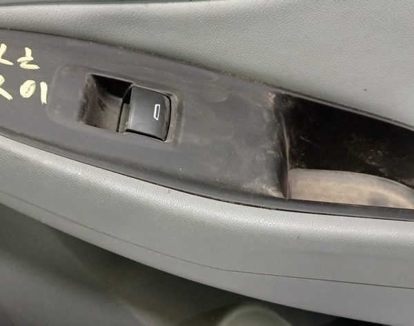 Управление стеклоподъемником перед прав Chevrolet Volt 16- 23308159