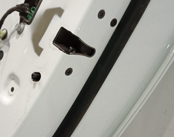 Замок двери зад прав Chevrolet Volt 16- 13528250