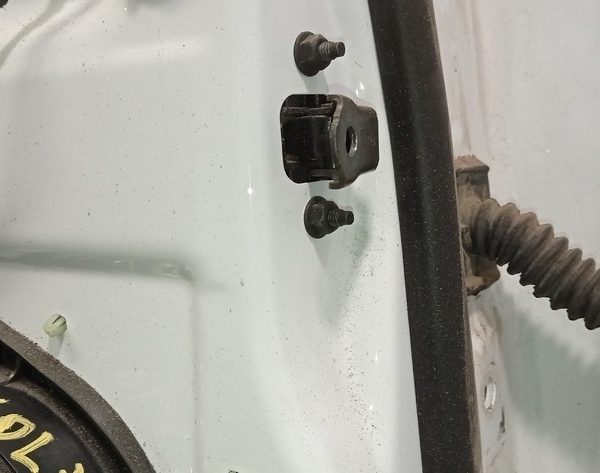 Ограничитель двери зад лев Chevrolet Volt 16- 23110285