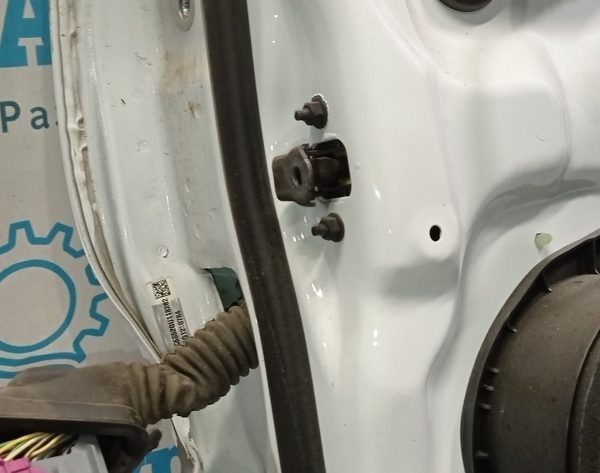 Ограничитель двери перед прав Chevrolet Volt 16- 23110286