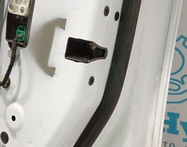 Замок двери перед прав Chevrolet Volt 16- 13528305