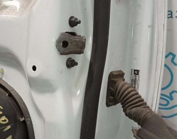 Ограничитель двери перед лев Chevrolet Volt 16- 23110286