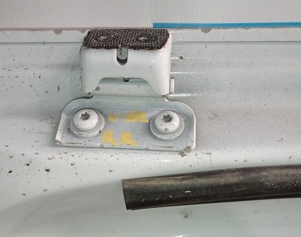 Петля двери багажника правая Chevrolet Volt 16- 23140278