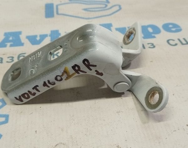 Петля двери нижняя зад прав Chevrolet Volt 16- 13501716