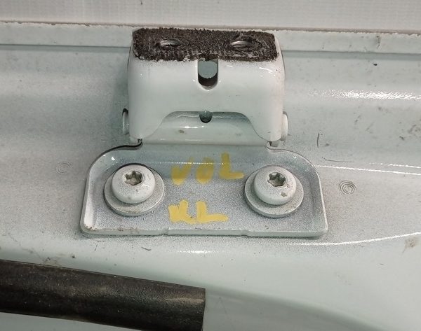 Петля двери багажника левая Chevrolet Volt 16- 23140278