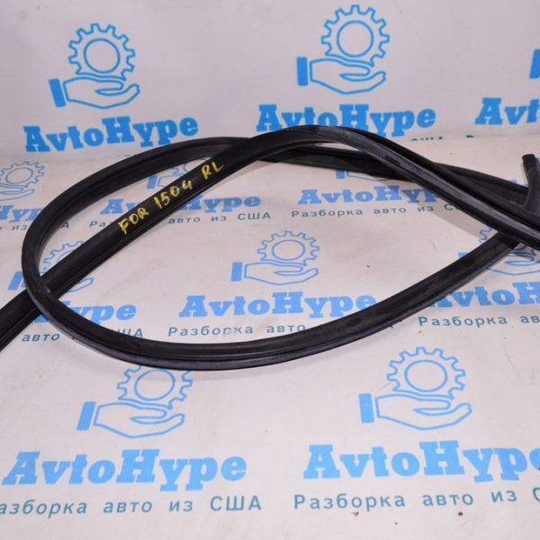 Уплотнитель дверного проема зад лев Subaru Forester 14-18 SJ 63572SG001