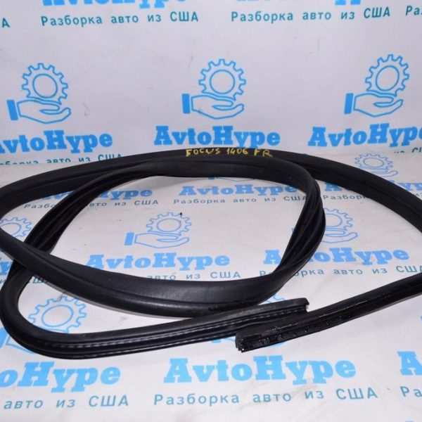 Уплотнитель дверного проема перед прав Ford Focus mk3 11-18 CV6Z-5820530-A