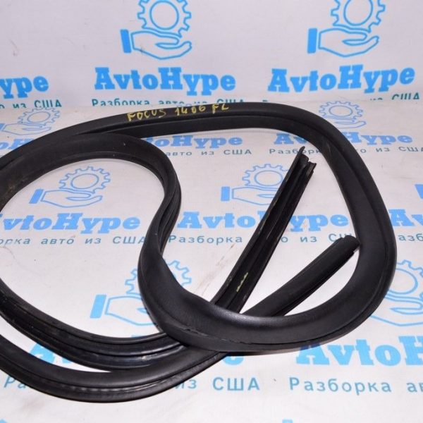 Уплотнитель дверного проема перед лев Ford Focus mk3 11-18 CV6Z-5820530-A