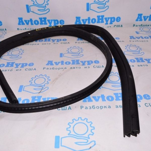 Уплотнитель дверного проема зад прав Ford Focus mk3 11-18 CV6Z-5825324-A