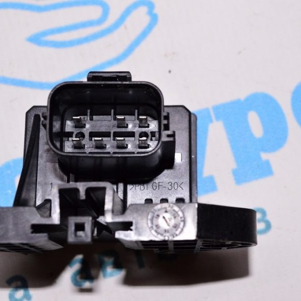 Блок управления топливным насосом Ford Focus mk3 11-18 AU5A-9D370-GA