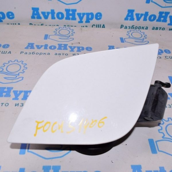 Лючок бензобака Ford Focus mk3 11-18 5d (06) белый цвет YZ BM5Z-58405A26-A