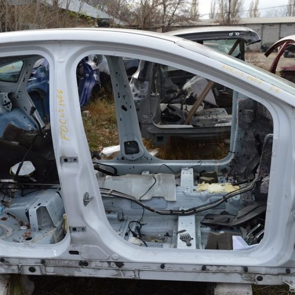 Стойка кузовная центральная правая Ford Focus mk3 11-18 (06) белый цвет YZ CM5Z-58211A10-A