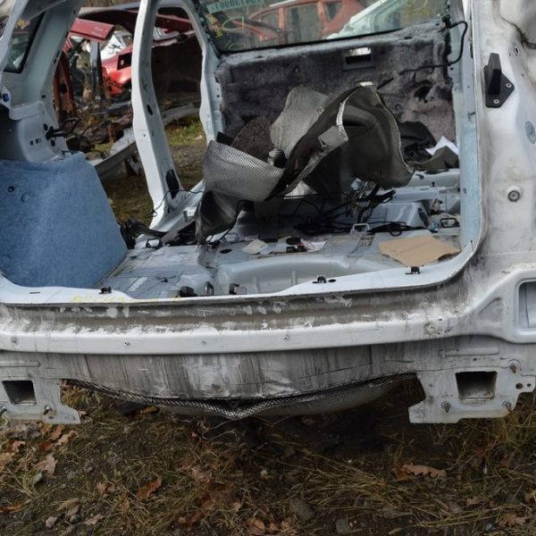 Задняя панель Ford Focus mk3 11-18 5d в сборе 2 части (06) белый цвет YZ CP9Z-5440320-B