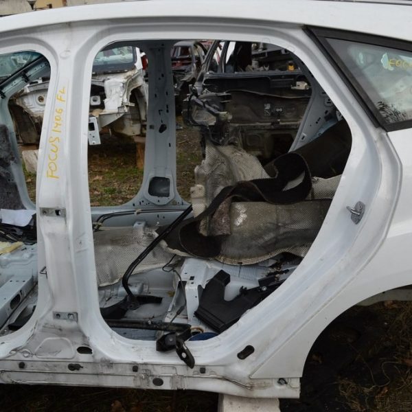 Стойка кузовная центральная левая Ford Focus mk3 11-18 (06) белый цвет YZ прижата CM5Z-58211A11-A