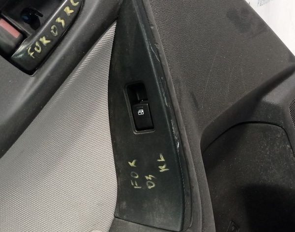 Управление стеклоподъемником зад лев Subaru Forester 14-18 SJ 83071SG100