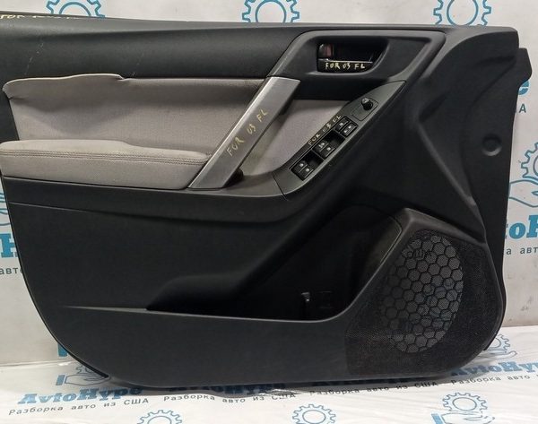 Обшивка двери (карточка) перед лев Subaru Forester 14-18 SJ (03) черн с серой вставкой деф. 94212SG050NA