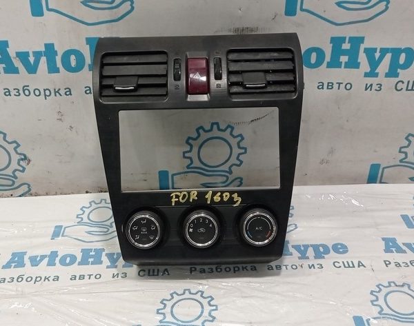 Обрамление монитора в воздуховодами без кнопки и без упр.кондиционер. Subaru Forester 14-18 SJ 92121SG010