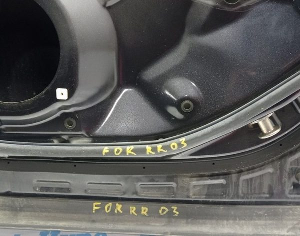 Уплотнитель двери зад прав Subaru Forester 14-18 SJ нижний 63512SG001