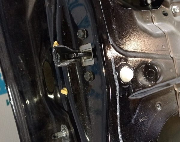 Ограничитель двери зад прав Nissan Rogue 14- 82430-4CL0A