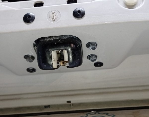 Замок двери багажника Nissan Rogue 14- 90502-4CL0A