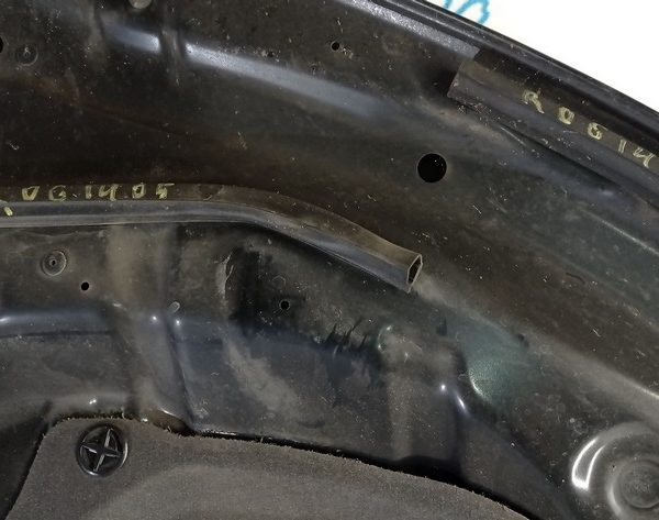 Уплотнитель капота перед лев вторая часть Nissan Rogue 14- 65810-4BA1B