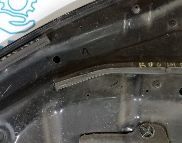 Уплотнитель капота перед прав первая часть Nissan Rogue 14- 65810-4BA1B