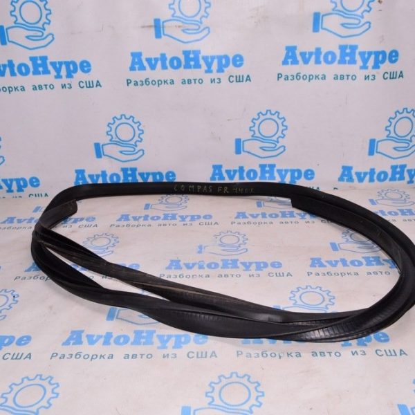 Уплотнитель дверного проема перед прав Jeep Compass 11-16 5074644AF