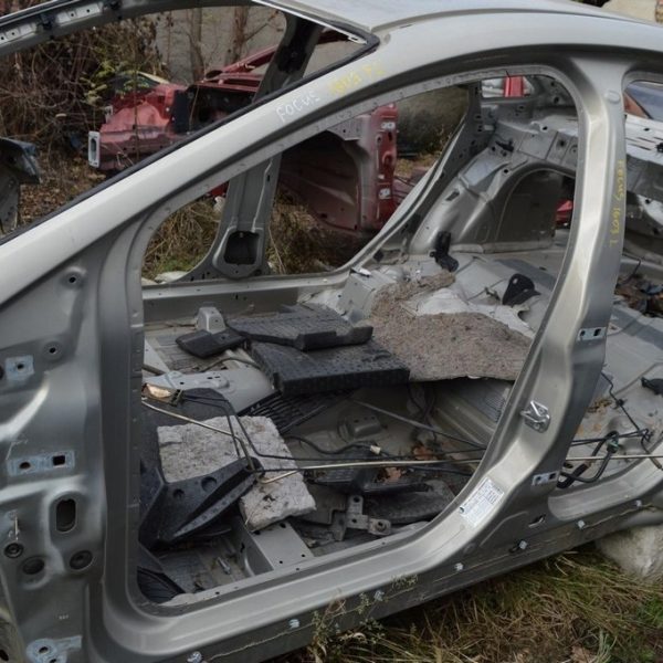 Стойка кузовная центральная левая Ford Focus mk3 11-18 (03) CM5Z-58211A11-A