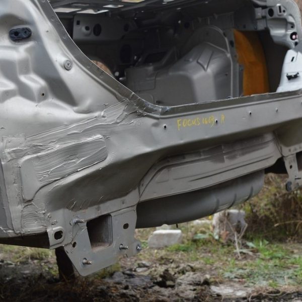 Задняя панель Ford Focus mk3 11-18 4d в сборе 2 части (03) BM5Z-5840320-A