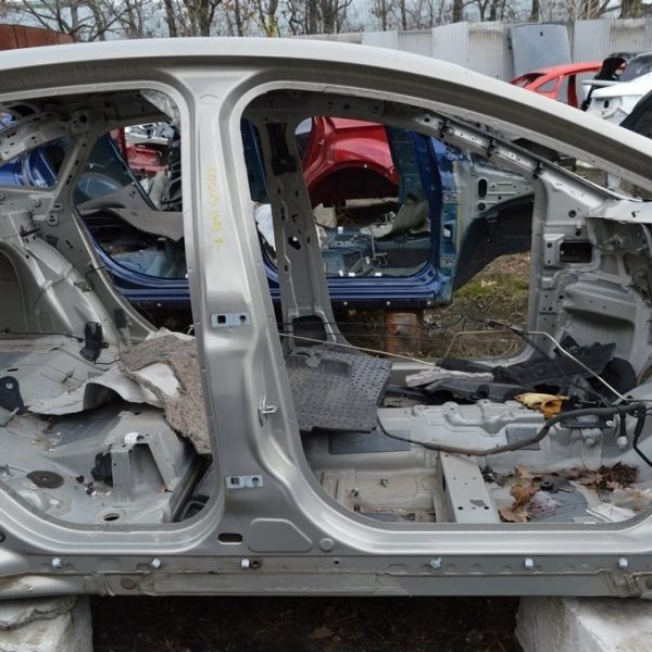 Стойка кузовная центральная правая Ford Focus mk3 11-18 (03) порог спереди до стакана CM5Z-58211A10-A