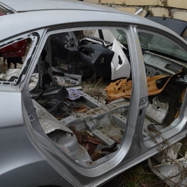 Стойка кузовная центральная правая Ford Fiesta 11-19  серебро цвет ux (02) AE8Z-5424382-A