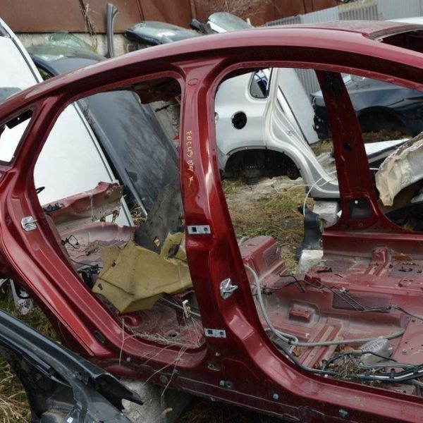 Стойка кузовная центральная правая Ford Focus mk3 11-18 (04) бордовая CM5Z-58211A10-A