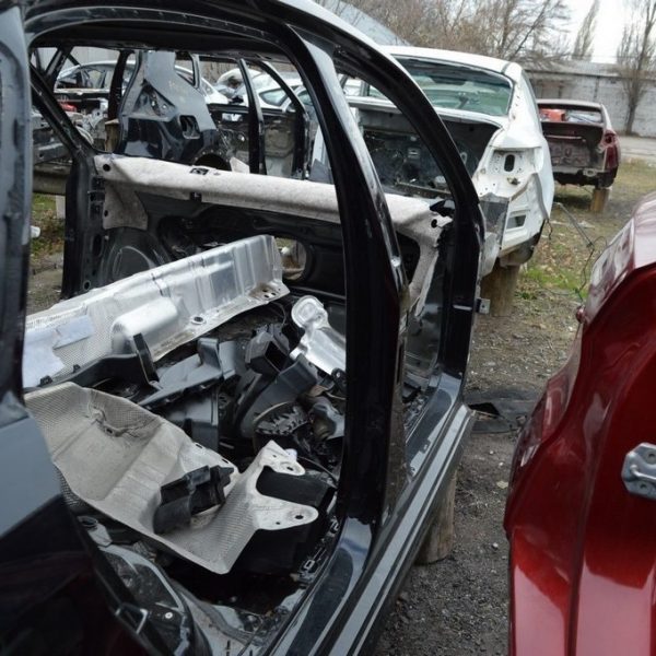 Стойка кузовная центральная правая VW Passat b7 USA (04) черная 561-809-836